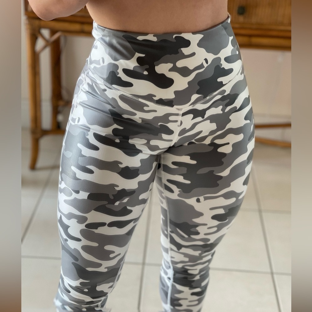 Electric Yoga by Stephanie Bohbot Leggings